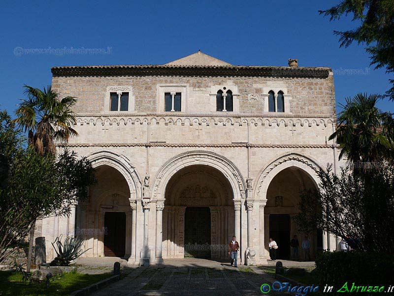 16-P1010788+.jpg - 16-P1010788+.jpg - La storica abbazia di S. Clemente a   Casauria (IX sec.).